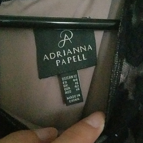 Simple and elegant black lace gown - Picture 2 of 8