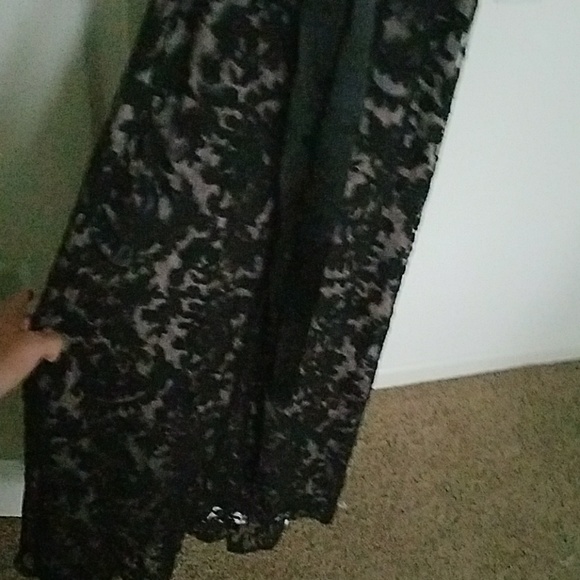 Simple and elegant black lace gown - Picture 4 of 8