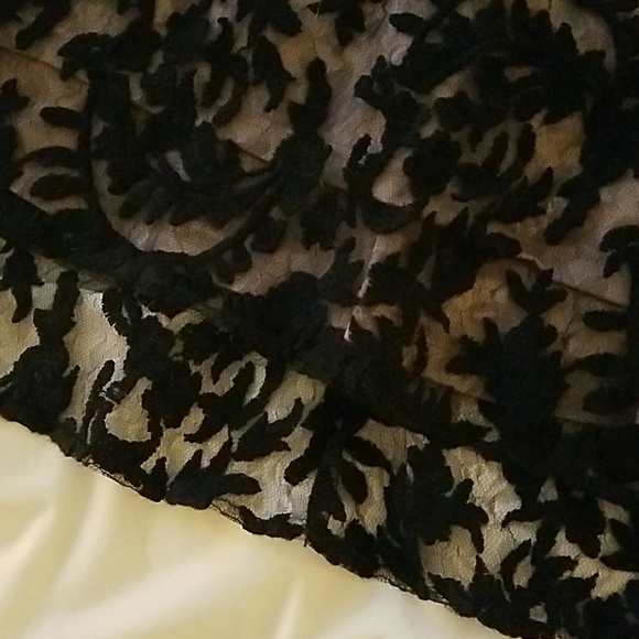 Simple and elegant black lace gown - Picture 5 of 8