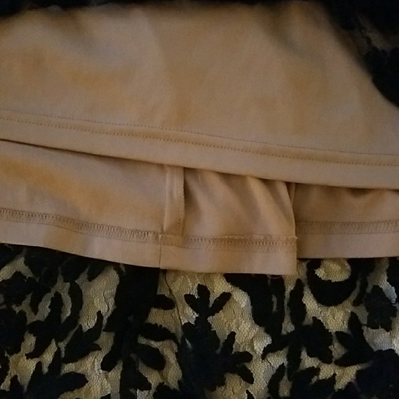 Simple and elegant black lace gown - Picture 6 of 8