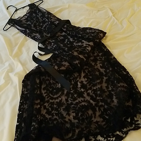 Simple and elegant black lace gown - Picture 7 of 8