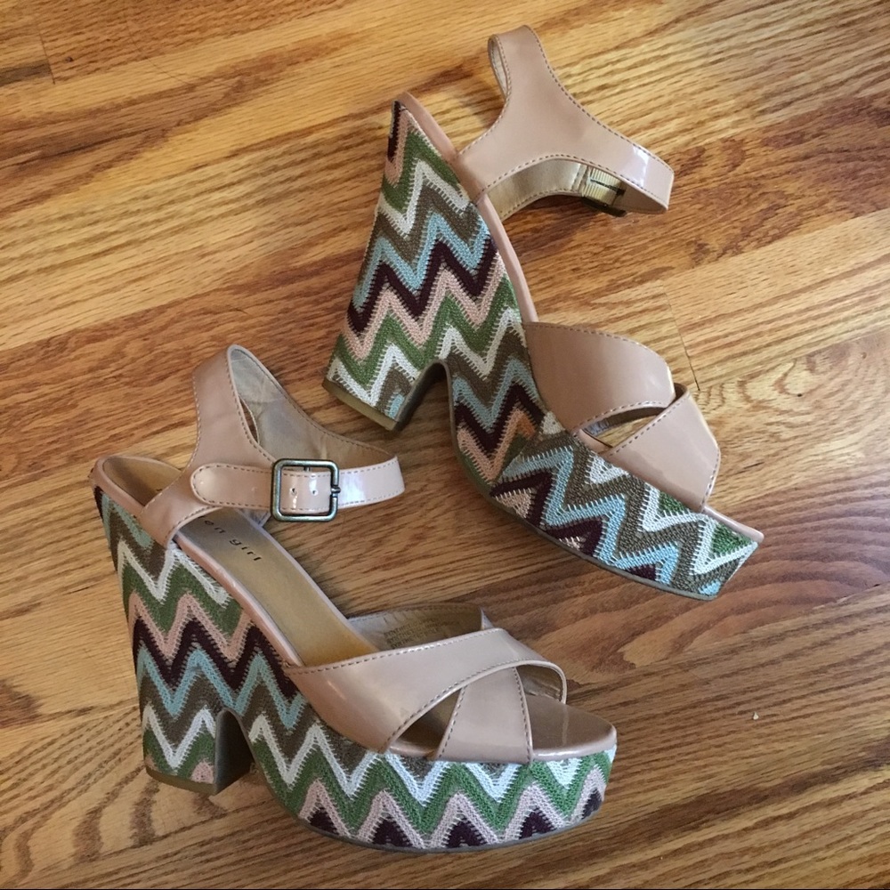 Nude/pink heel with knit detail.