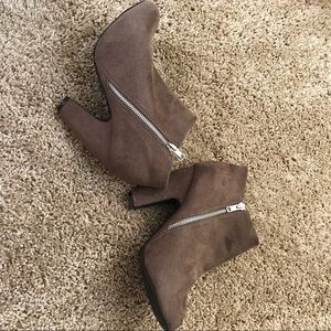 AKIRA heeled booties size 7