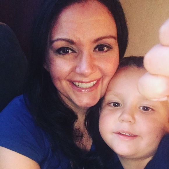 Meet your Posher, Amanda - Picture 2 of 5