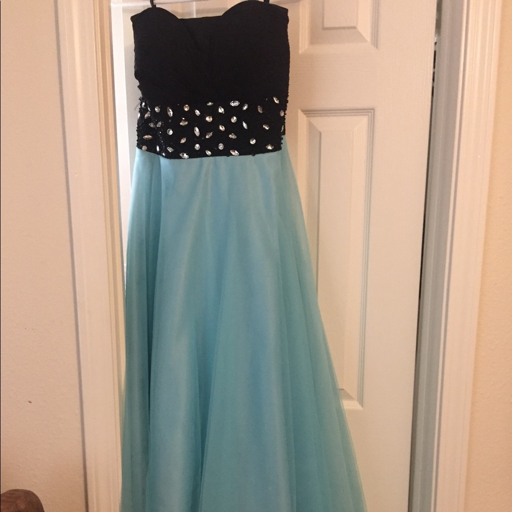 Dress worn only 1 time for sweet 16.