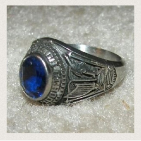 Class Ring - Picture 1 of 2