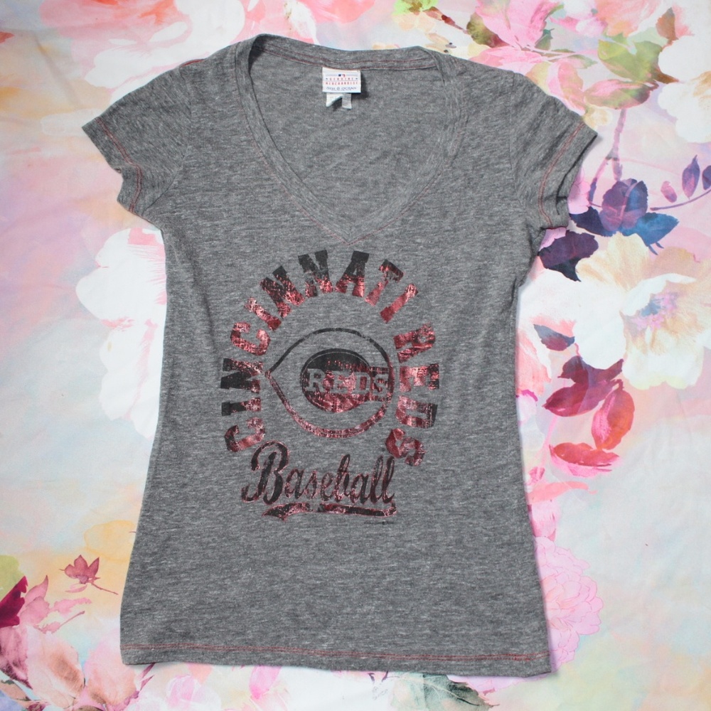 Cincinnati Reds Grey Metallic V-Neck Tee - Picture 3 of 4