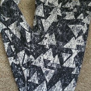 LulaRoe TC Leggings - B&W Triangles