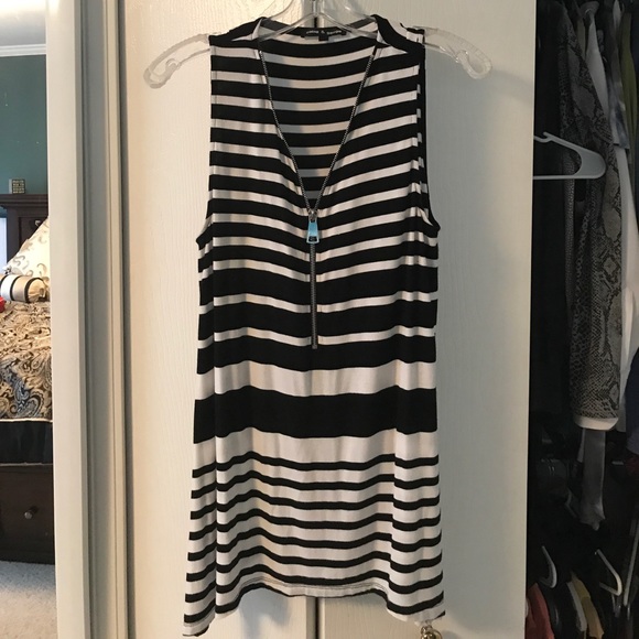 Cable & Gauge Tops - Cable & Gauge silver zippered tank in B & W stripe