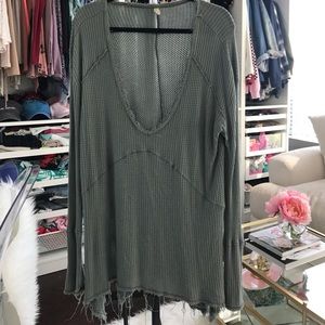 Green scoop neck frayed long sleeve