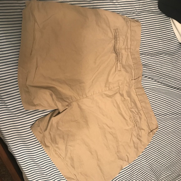 Old Navy khaki shorts! - Picture 4 of 4
