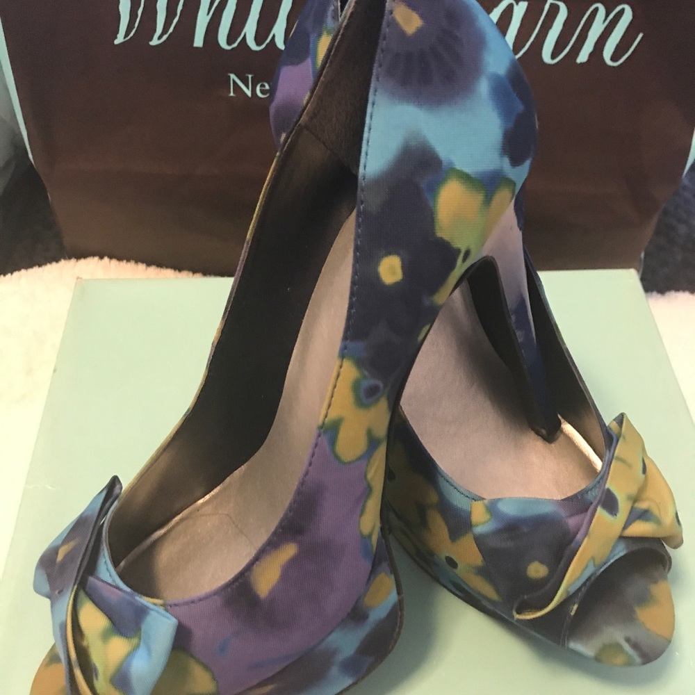🌼Free 🌼Beautiful JS heels w/any $100 purchase.