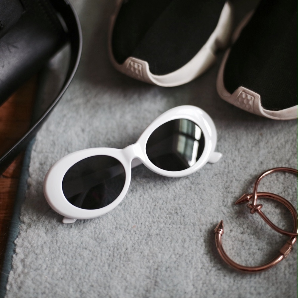 😎 Plastic Oval Sunglasses in White