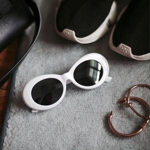 😎 Plastic Oval Sunglasses in White