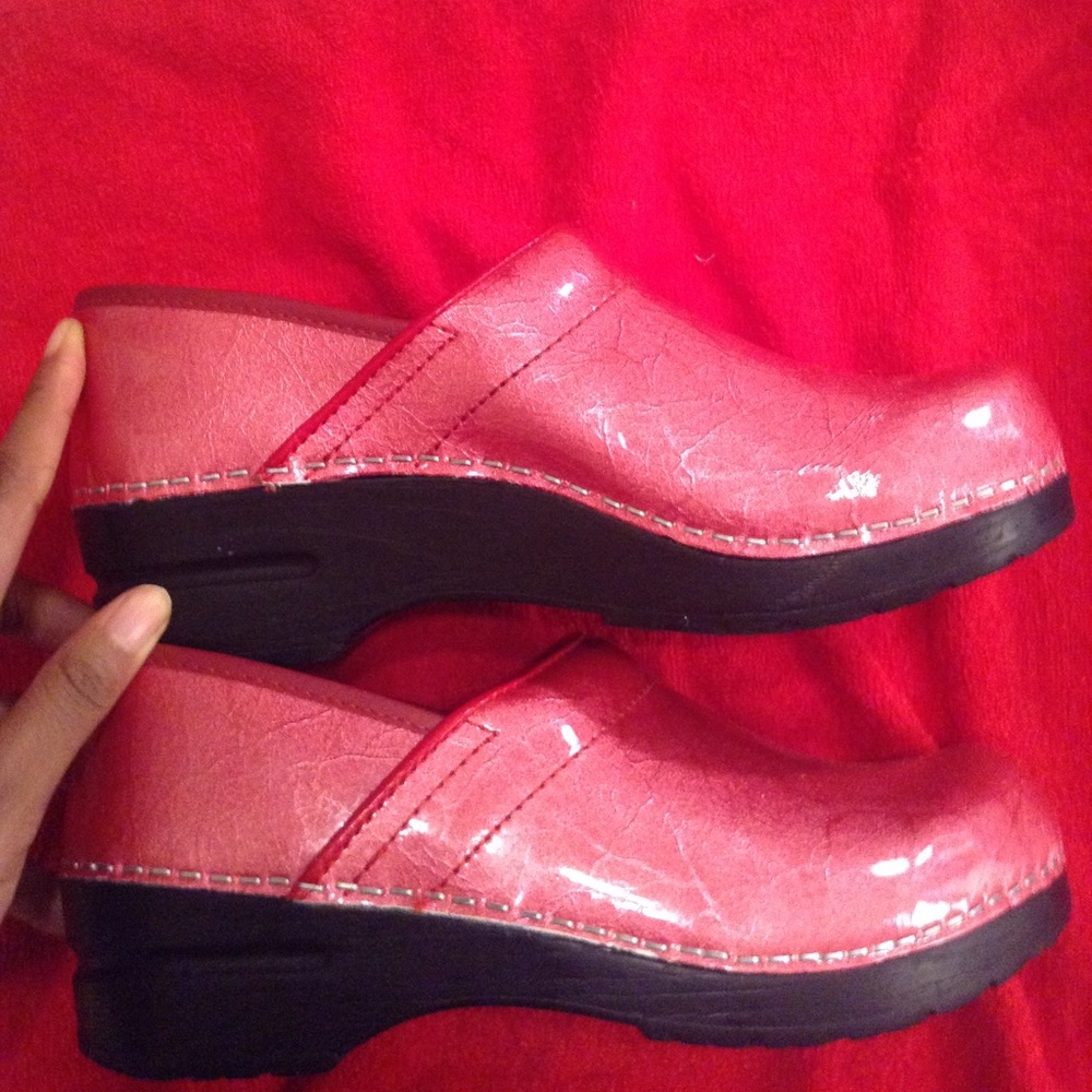 Sanita Pearl Metallic Patent Leather Pink Clogs