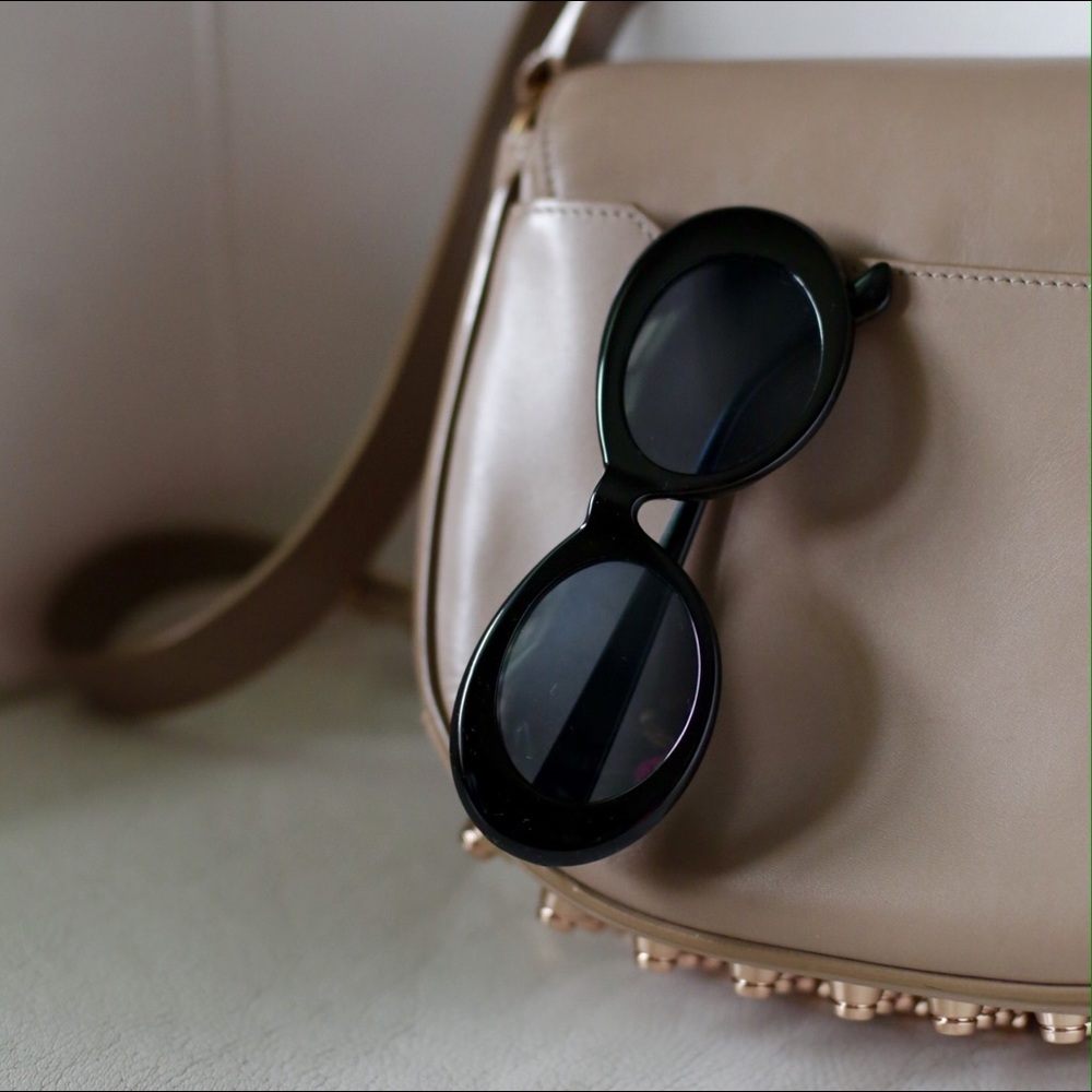 😎 Plastic Oval Sunglasses in Black