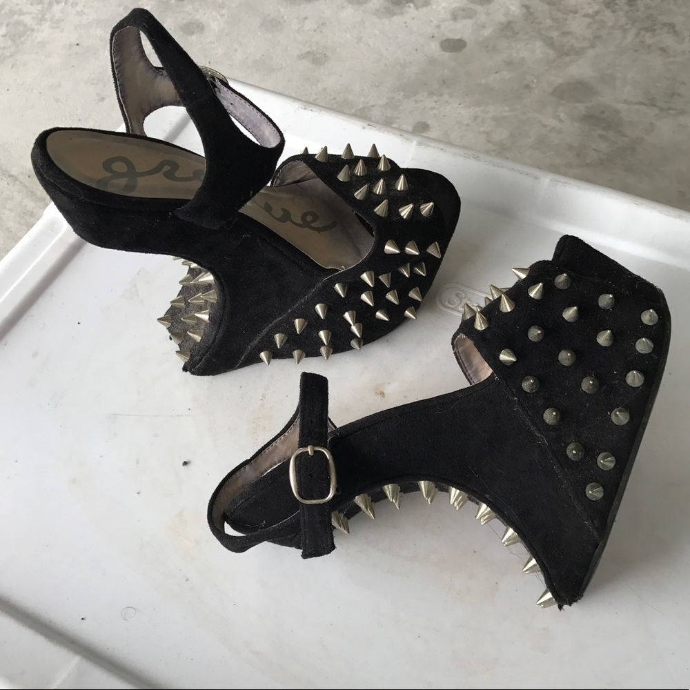 Spike gravity heels