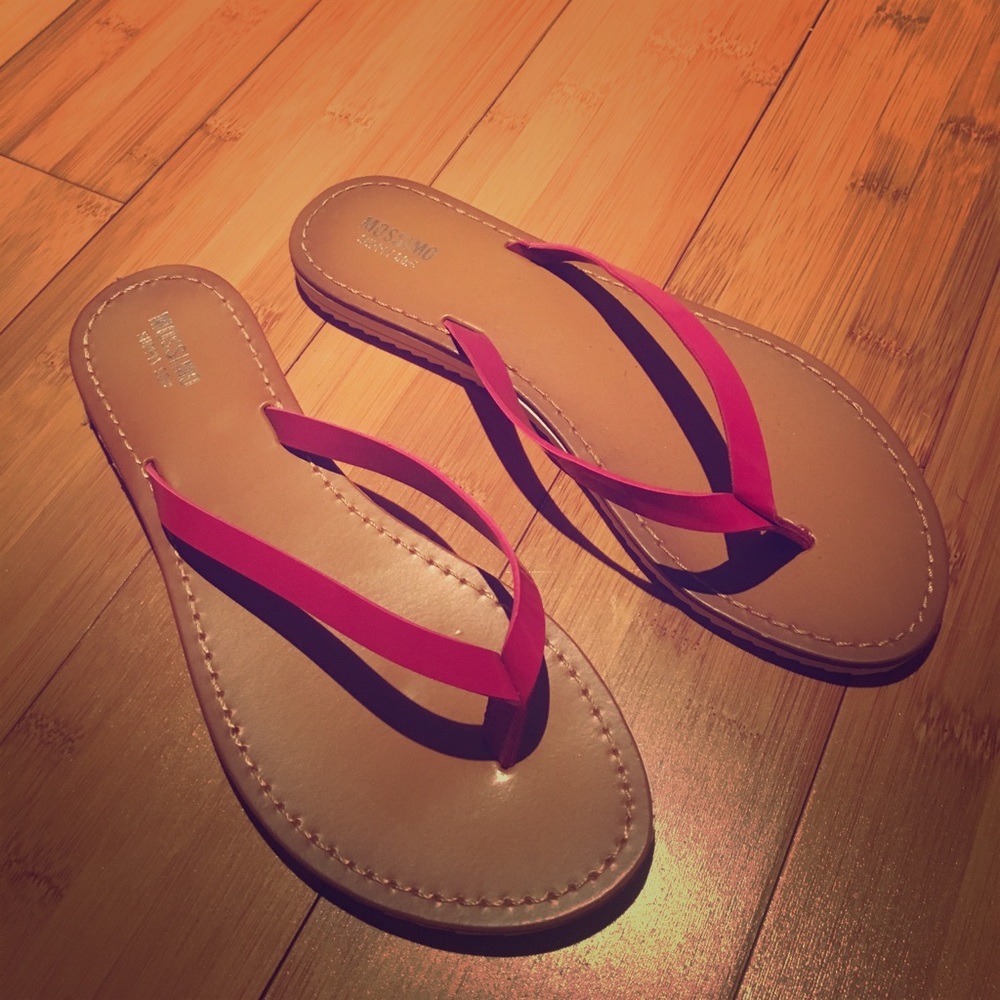 Mossimo Fuchsia Flip Flops