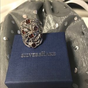 Sterling silver ring w/ garnet gem stones. Size 7