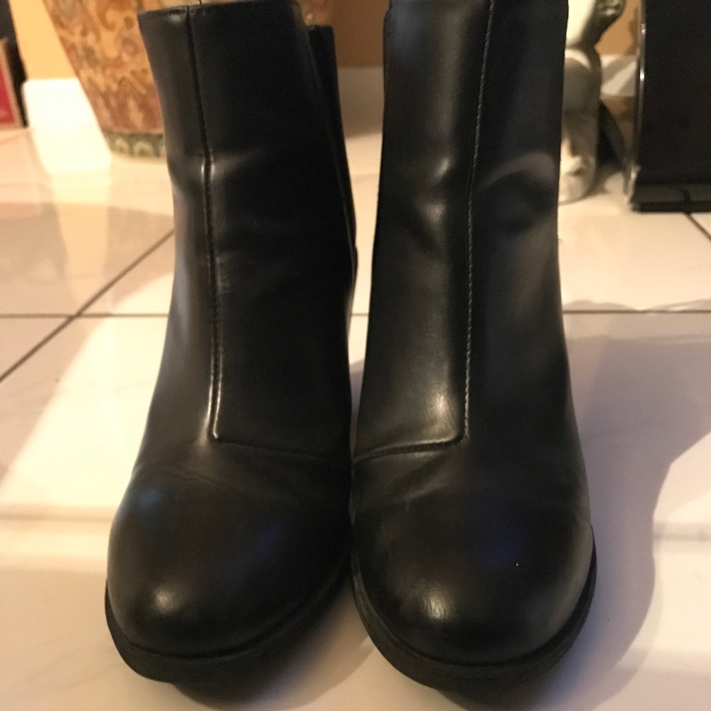 BLACK ANKLE BOOTIES W/ HEEL