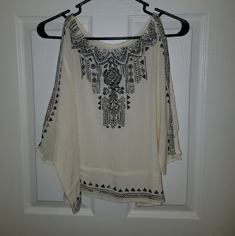 Long sleeve cut-out shoulder Mudd top