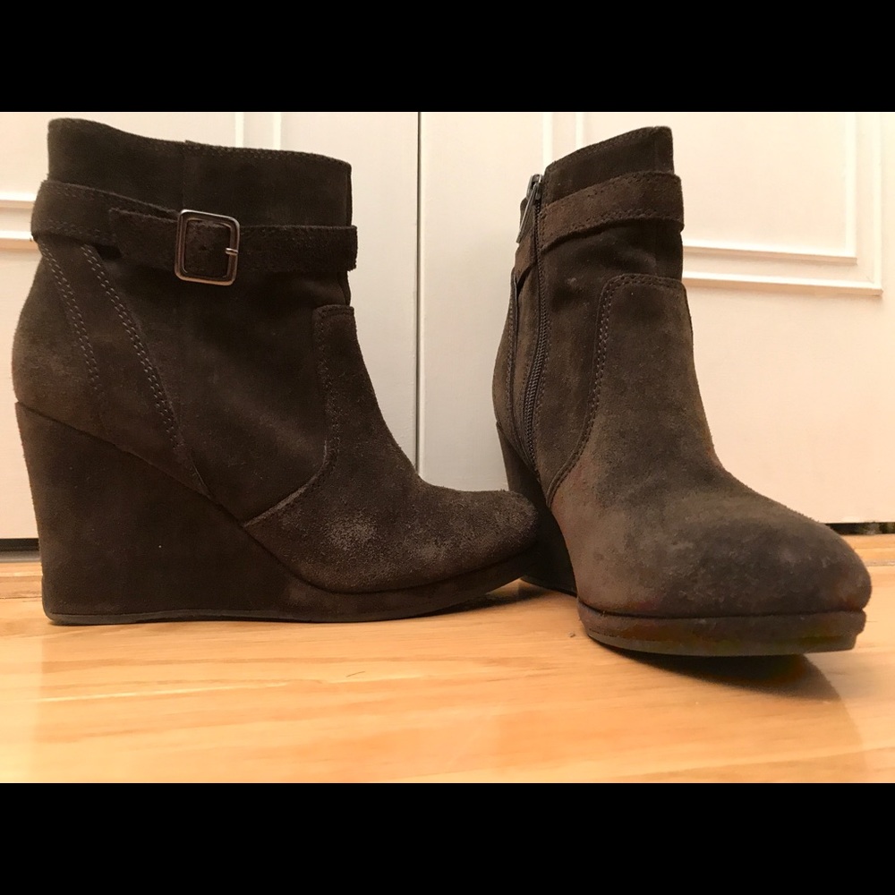 Kenneth Cole olive green suede bootie
