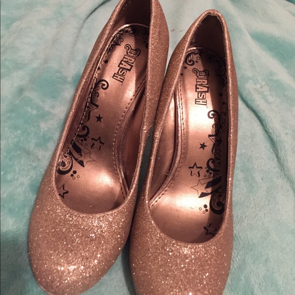 cute gold sparkly heels ! size 6 good condition!