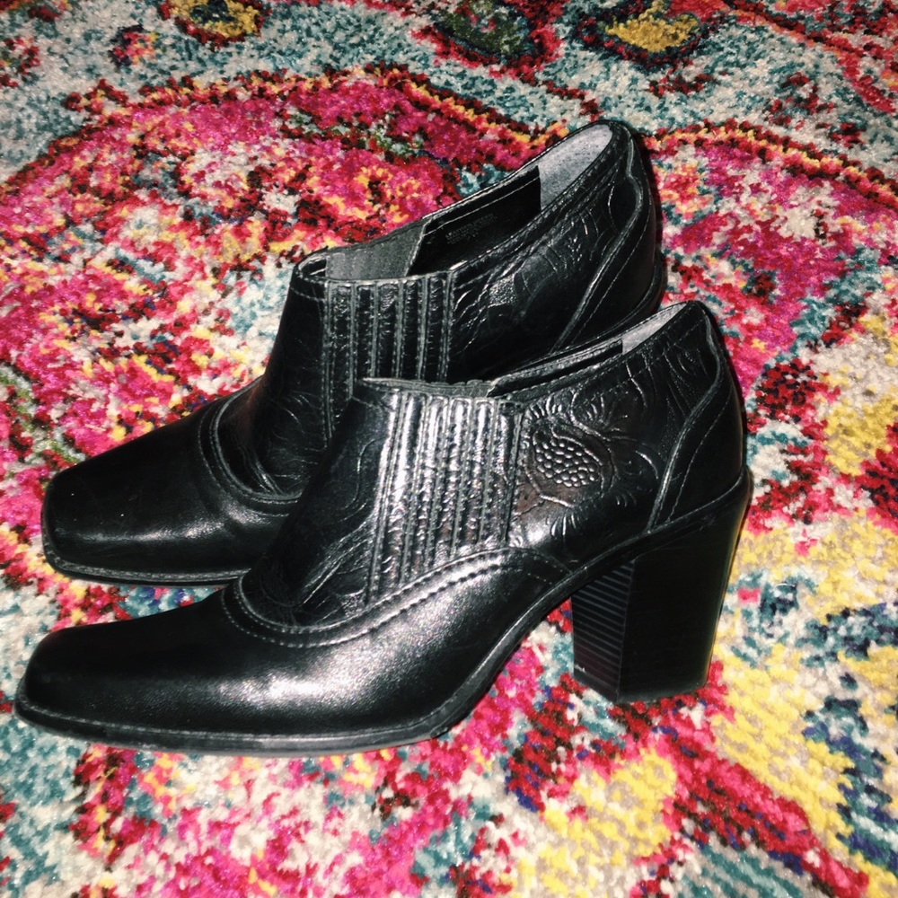 Size 7 Antonio Melani leather Bootie