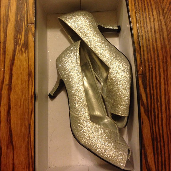 🆕 Silver Glitter Sparkle Heels - Picture 2 of 3