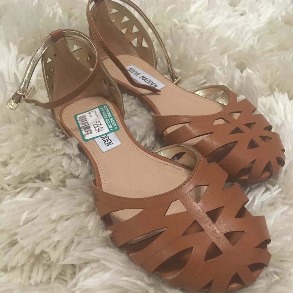 Steve Madden brown size FIVE in GIRLS. sandals.