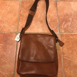 BRAND NEW LEATHER CROSSBODY COACH BAG.
