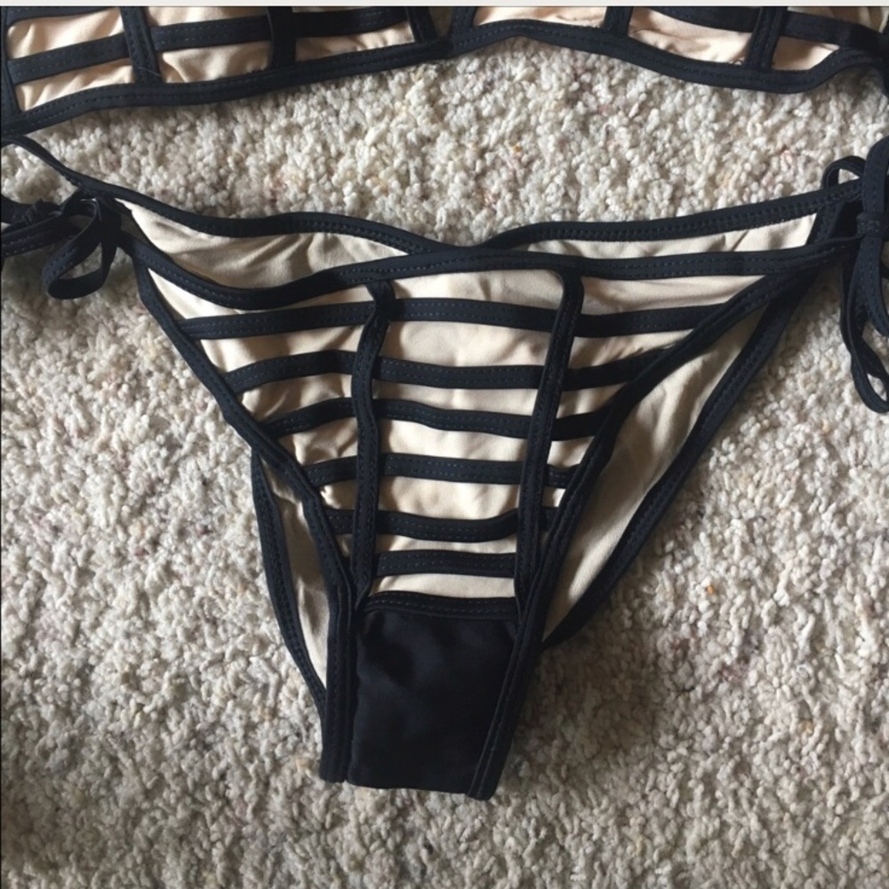 Bikini - Picture 3 of 4