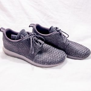 Men's Size 10 Black Nike Roshe's