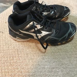 Mizuno wave bolt threes size 8.5