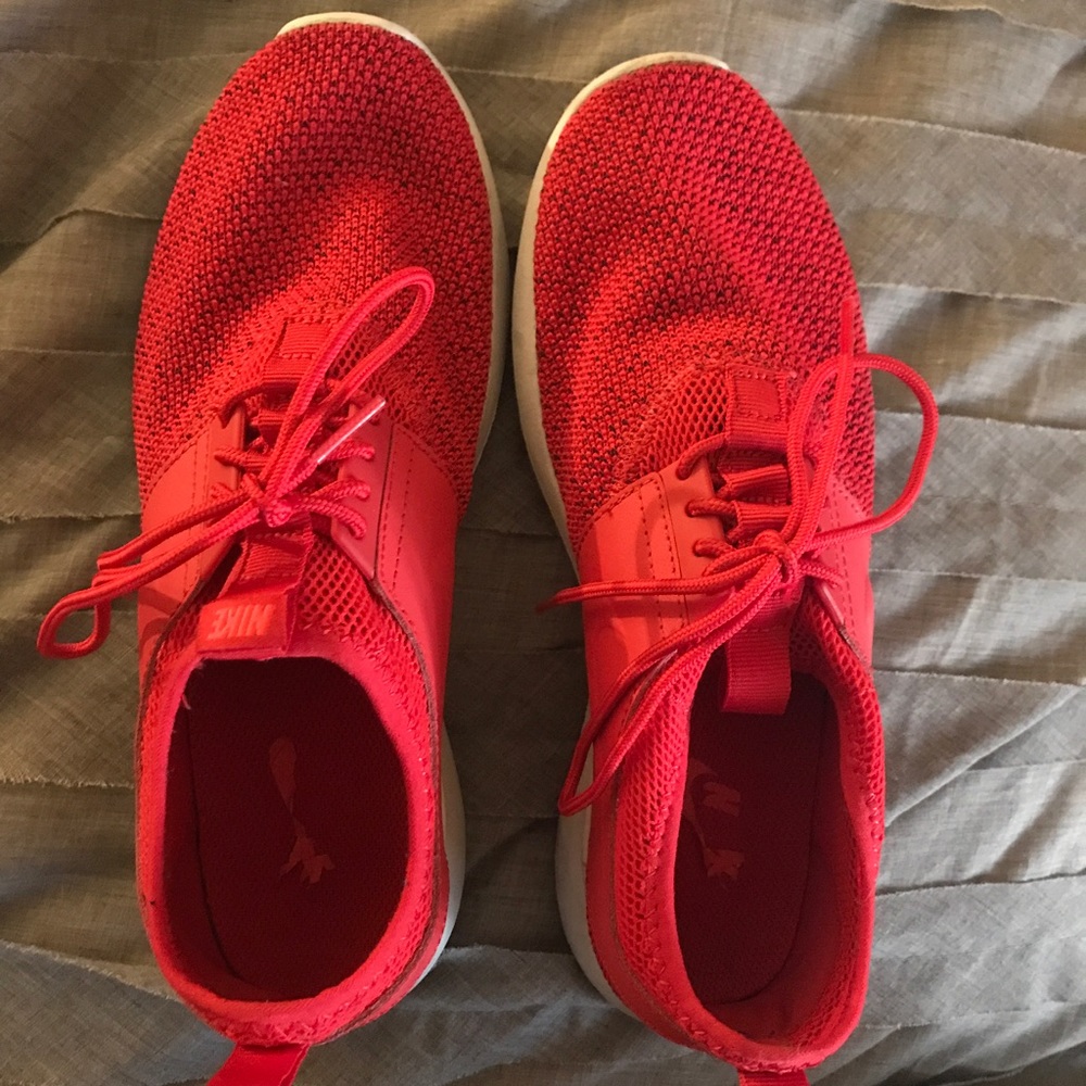 Tennis shoes