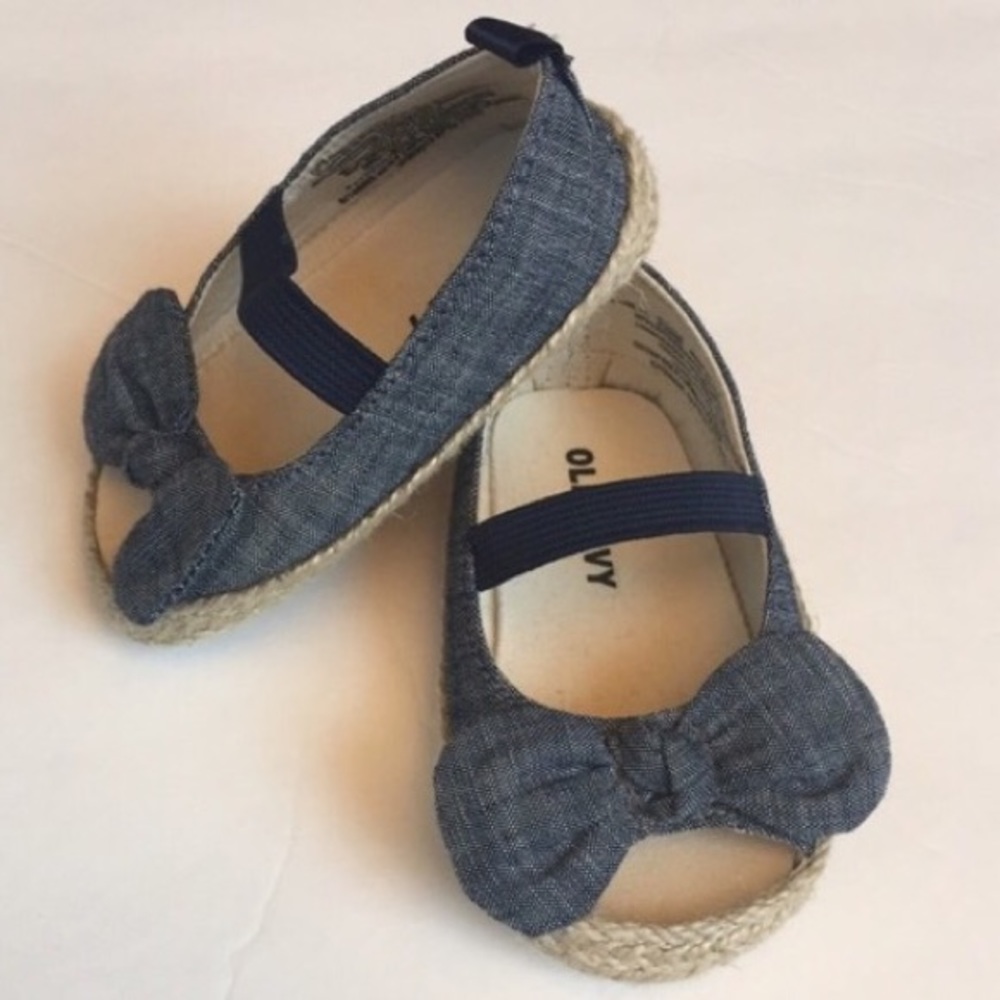 Girl’s Old Navy Chambray Sandals Size 6-12 Months
