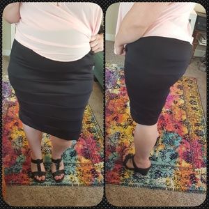 Black bodycon pencil skirt
