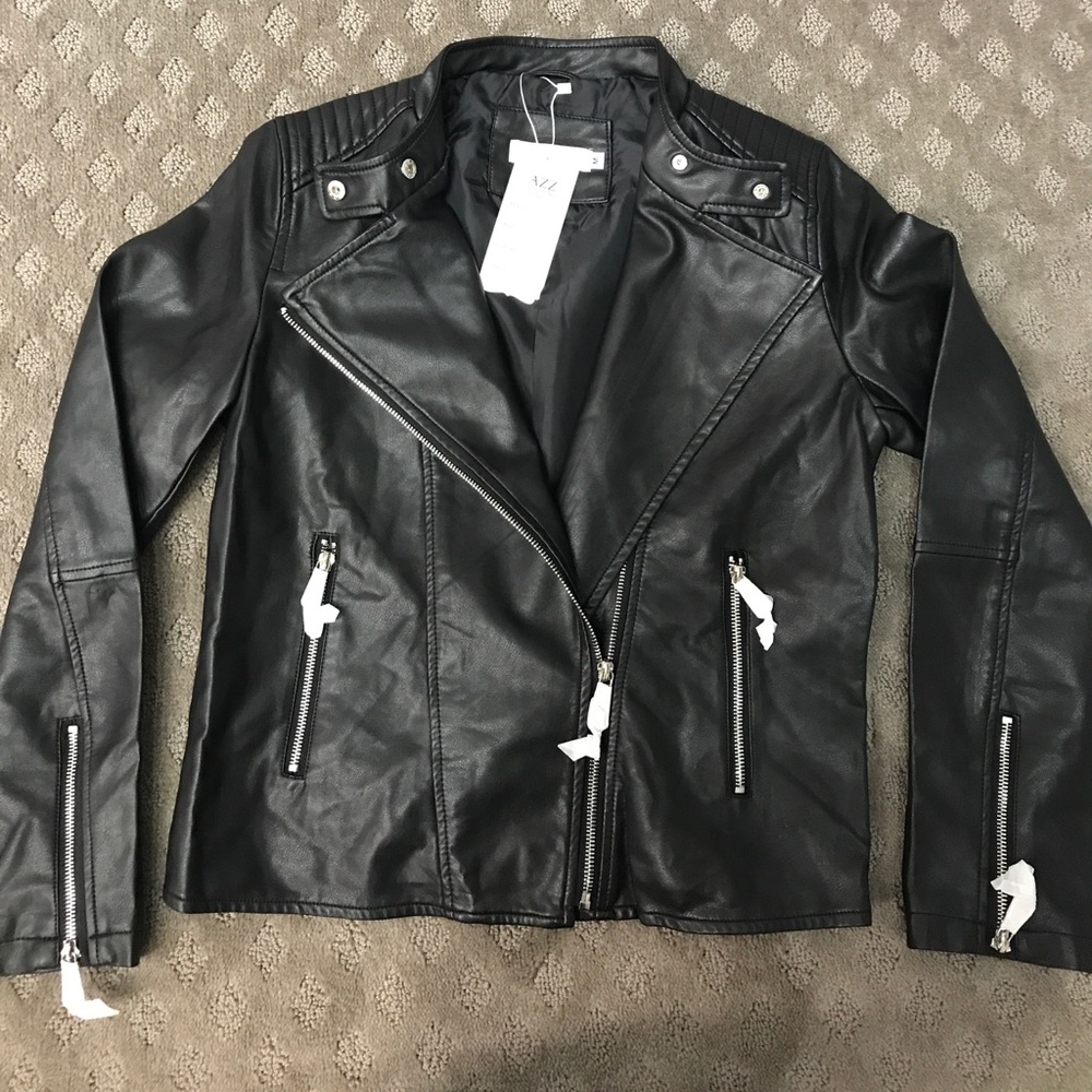Adorable leather jacket (faux leather)