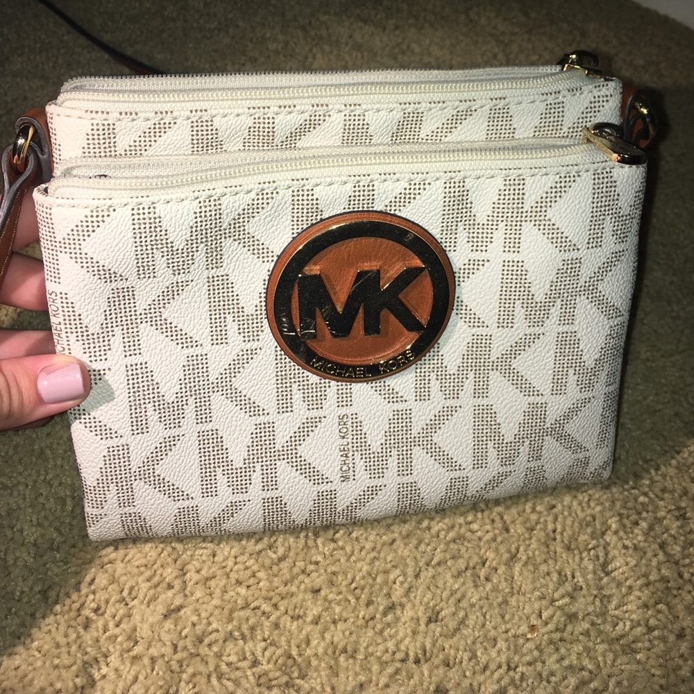 Michael kors crossbody. 3 pockets