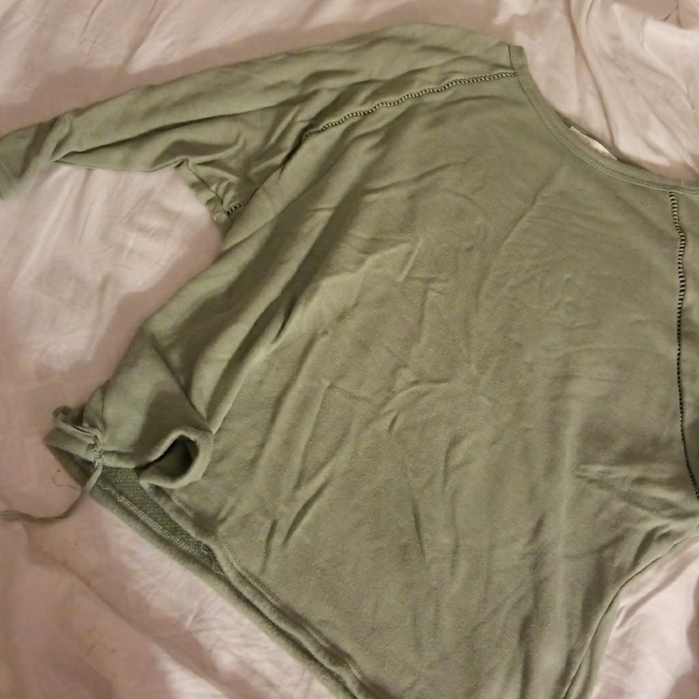 Quarter sleeve sweater