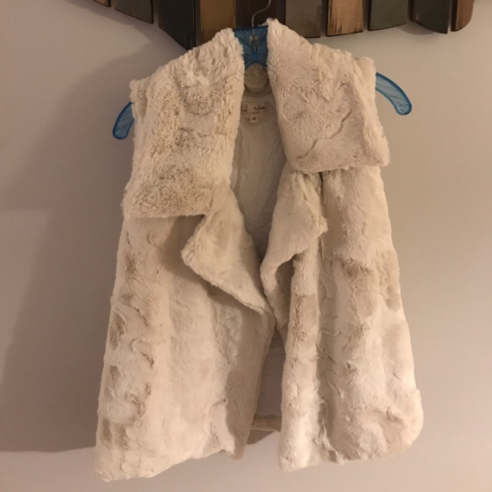 Faux fur vest 😍
