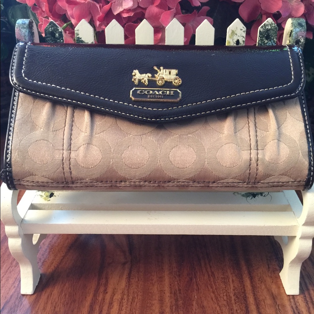 Authentic Coach Monogram Envelope Wallet Beauty!