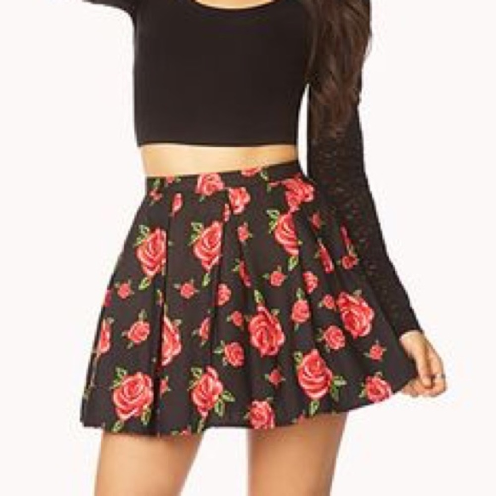 **SOLD** 🆕 FOREVER 21 black floral skater skirt