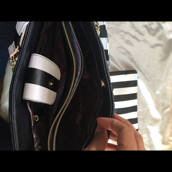 ☠️NWT Betsey Johnson Skulls Tote with Pouch - Picture 7 of 8