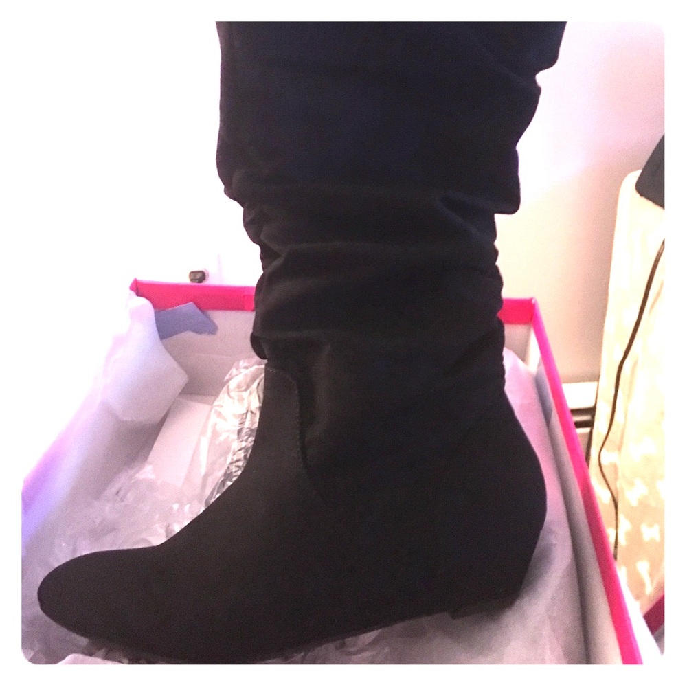 Shoedazzle black suede boots