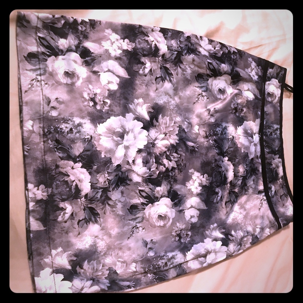 Romy floral pencil skirt. Size S