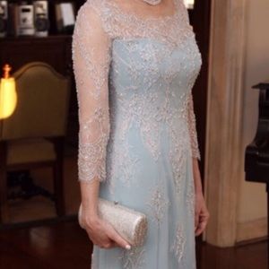 Gorgeous tailored gown!