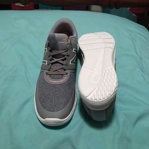 New balance tennis shoes (NEVER BEEN WORN)