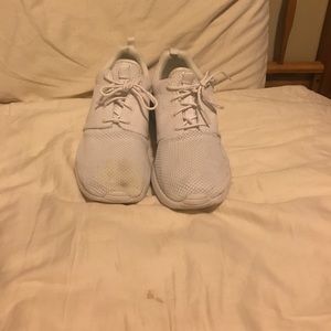 I am selling a pair of Nike tennis shoes.