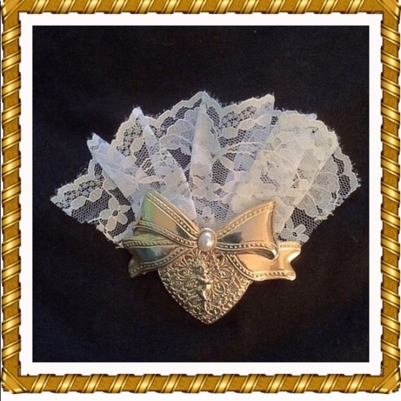 Jewelry - Vintage / Victorian Type Gold Pin with Lace